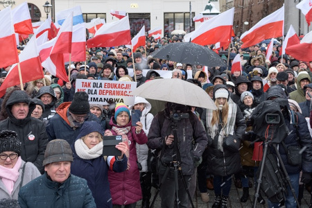 Tysiące ludzi w Krakowie wzięły udział w demonstracji „Tak dla edukacji, nie dla deprawacji!”